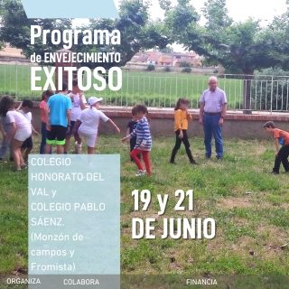 Los niños juegan a juegos populares en el patio del colegio de Monzón de Campos en unas jornadas intergeneracionales organizadas por el CDR Carrión y Ucieza de Monzón de campos.