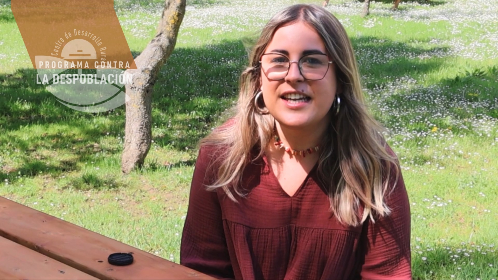 🎥🏡 ¿Todavía no has participado en el concurso "El Derecho a Quedarse"?

Sigue abierto el plazo para enviarnos tu vídeo y contarnos qué significa para ti vivir en un pueblo, por qué merece la pena quedarse o qué valor tiene la vida rural.

💬 ¡Porqué quedarse también es construir futuro!

📹 Para animarte, compartimos este vídeo elaborado por Andrea, alumna en prácticas en nuestro equipo y vecina de Grijota, que nos recuerda que cada historia cuenta y que todas las voces son necesarias para hablar del presente y el futuro de nuestros pueblos.

🎁 Las personas participantes podrán obtar a un lote de premios valorado en 150 €, compuesto por productos artesanales y de alimentación elaborados por jóvenes emprendedores y emprendedoras del medio rural.

⏳ Tienes hasta el 14 de junio para participar.

📲 Consulta las bases y envíanos tu vídeo de hasta 3 minutos a través del enlace en nuestra BIO.

"Sensibilización sobre la despoblación y fomento del emprendimiento rural" financiado por el Ministerio de Derechos Sociales Consumo y Agenda 2030, dentro de los programas de interés social, con cargo a la asignación tributaria del 0,7% del IRPF @xsolidaria #XSolidaria @Coceder
"Vivienda rural: proyectos piloto para su liberación y rehabilitación" financiado por el Ministerio de Derechos Sociales, Consumo y Agenda 2030, para la realización de actividades relacionadas con la promoción e implementación de la Agenda 2030 - Gobierno de España para el Desarrollo Sostenible de España.
@msocialgob y @agenda2030gob #despoblación #volveralpueblo